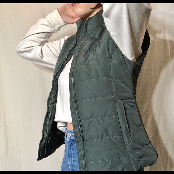 Green puffer vest size small - Picture 2 of 3